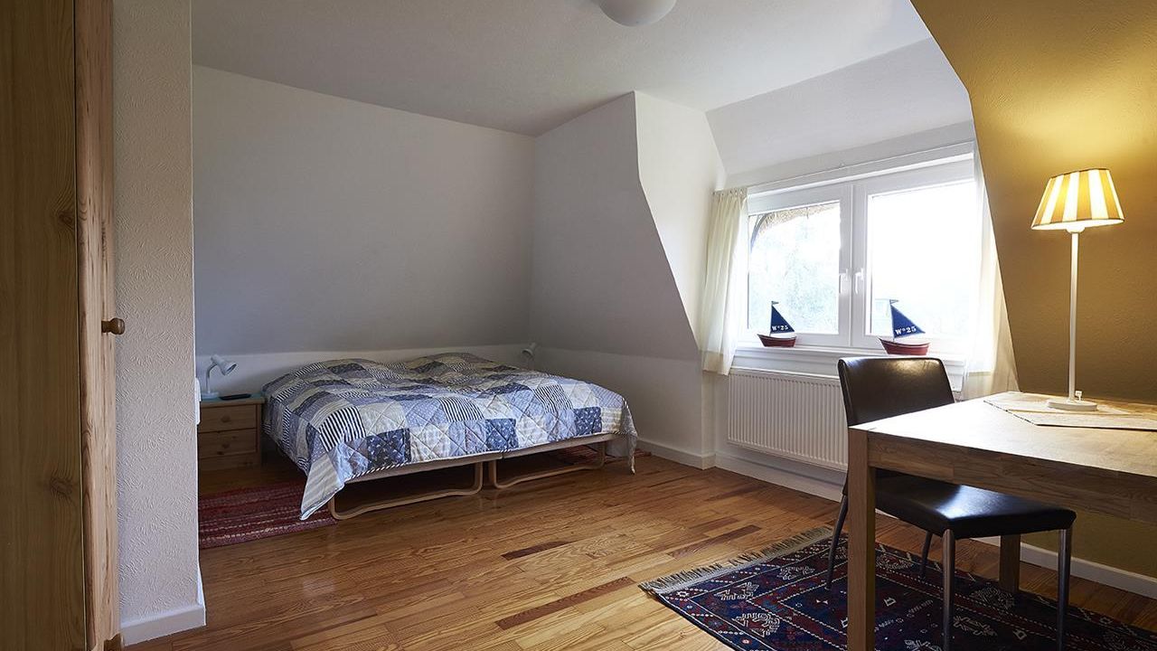 Doppelbett im oberen Schlafzimmer Doppelbett im oberen Schlafzimmer